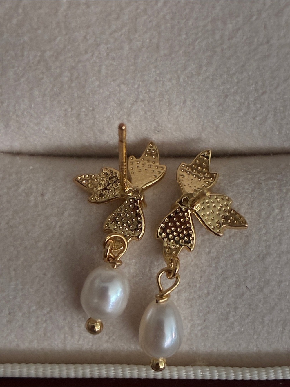 Gold Leaf Pearl Drop Earrings - Unbranded - Picture 2 of 5